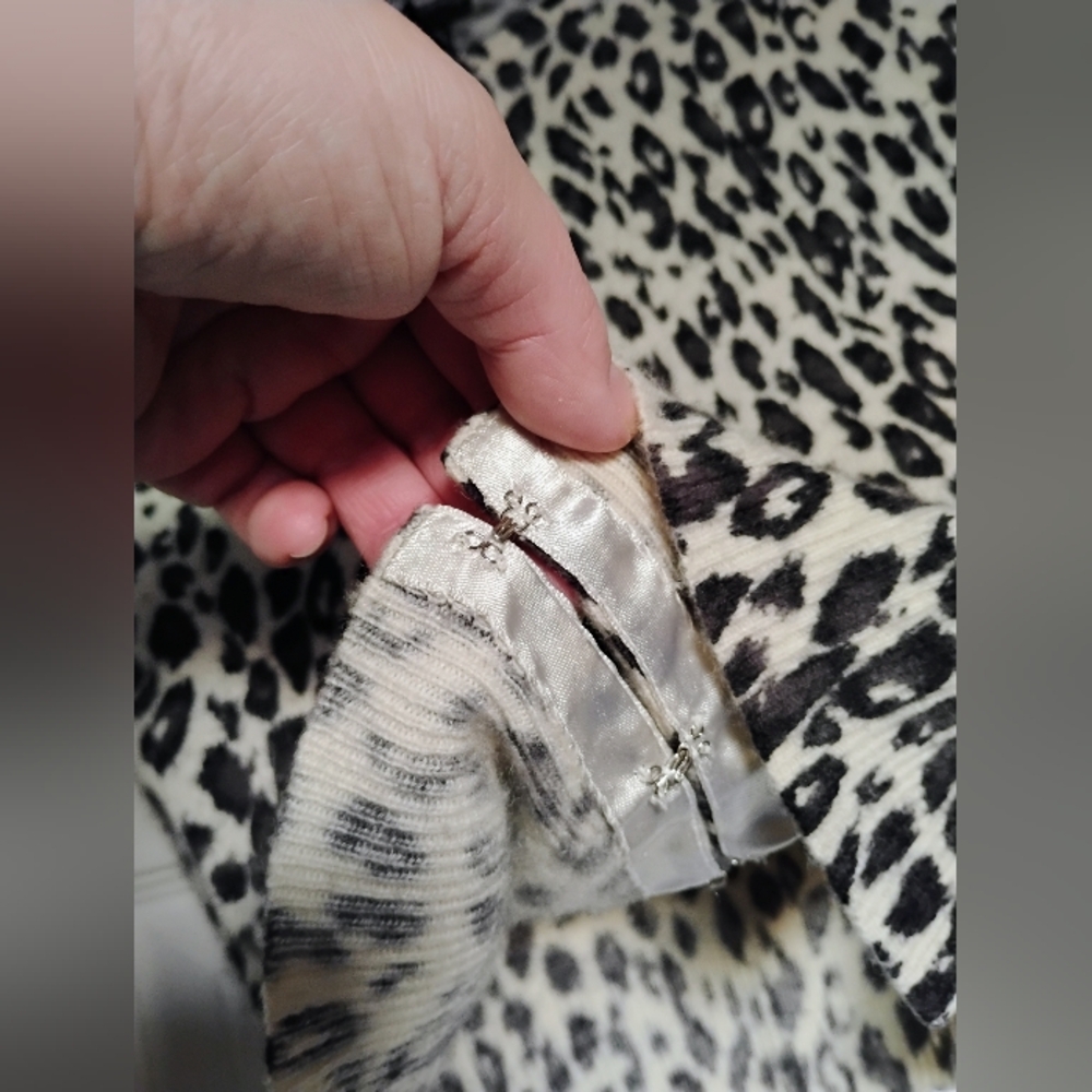 💥SOLD💥Vintage BEBE 100% Cashmere Leopard Print Cardigan w/Hook Closures SIZE S - Picture 4 of 9